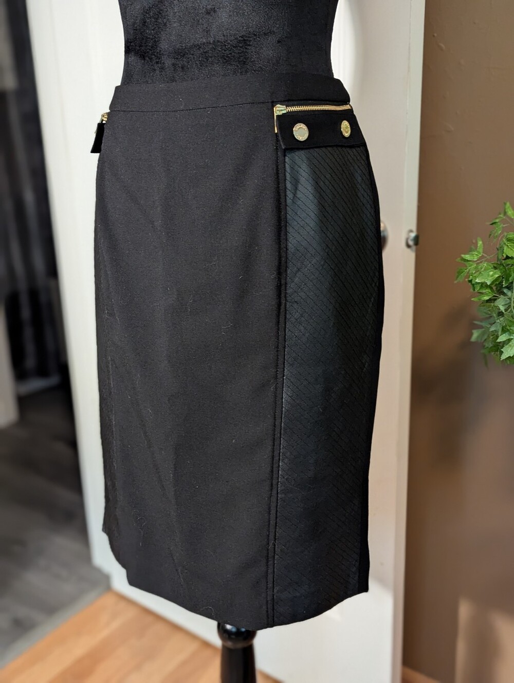 Calvin Klein Black Pencil Skirt with Gold Accent And Faux Leather Panels. Sz 8.